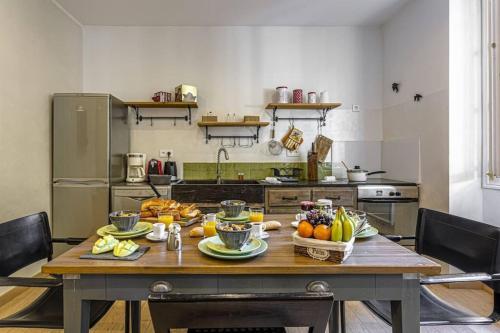 - une cuisine avec une table avec des fruits et des légumes dans l'établissement GAMBETTA - Charming 2 bedroom - Near Promenade, à Nice