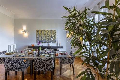 une salle à manger avec une table et une plante dans l'établissement VICTOR HUGO - Beautiful Apartment - View over Garden, à Nice