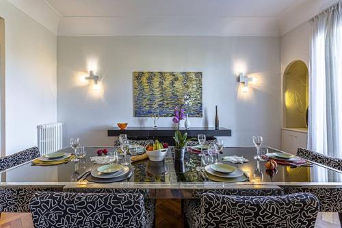 une salle à manger avec une table et deux chaises dans l'établissement VICTOR HUGO - Beautiful Apartment - View over Garden, à Nice