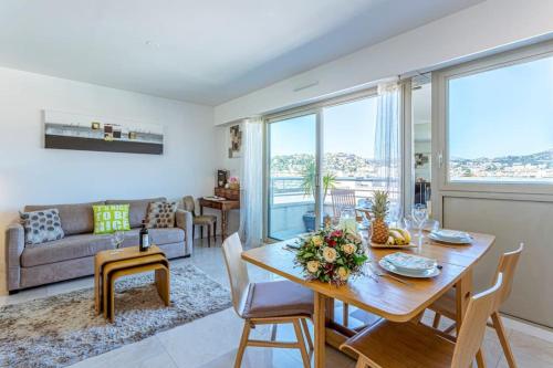 un salon avec une table et un canapé dans l'établissement PALAIS MED - Palais Méditerranéen - Panoramic view, à Nice
