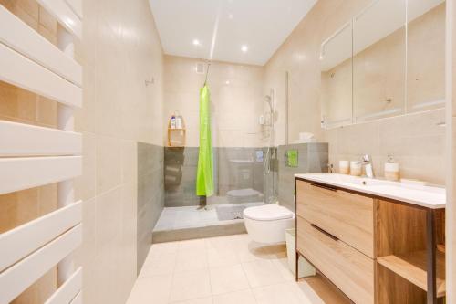 une salle de bain avec une douche, des toilettes et un lavabo dans l'établissement Triangle d or Champs Elysées, à Paris