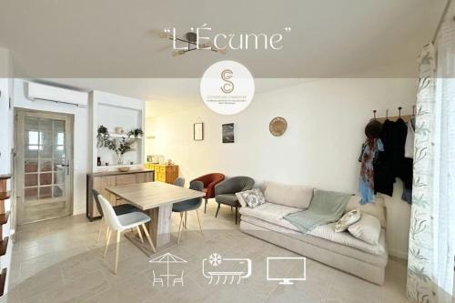 un salon avec un canapé et une table dans l'établissement L'Écume Saintes Maries de la Mer, à Saintes-Maries-de-la-Mer