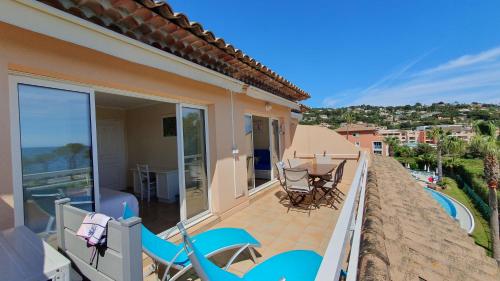 - un balcon d'une maison avec des chaises et une table dans l'établissement Les Rivages - 6-8p - Front de mer, piscine, aux Issambres