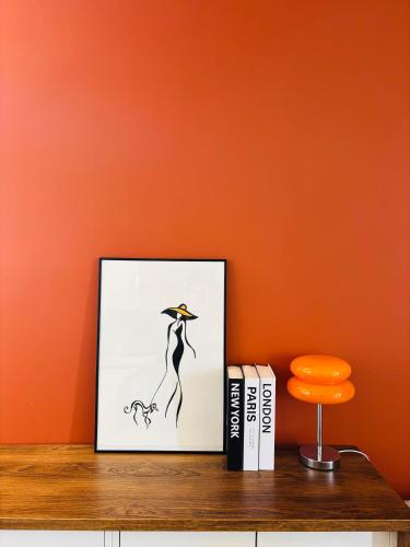 une photo d'une femme portant un chapeau sur une étagère dans l'établissement Terracotta 7 Quiet and Private Parking, à Marseille