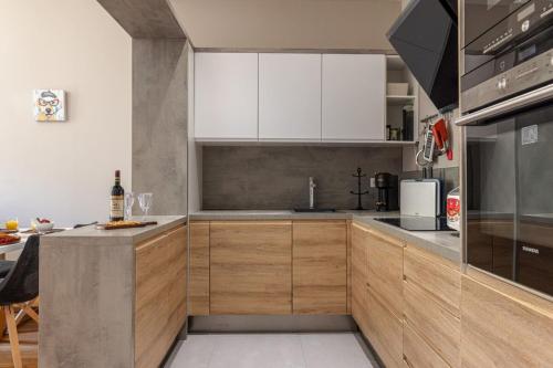une cuisine avec des armoires blanches et un comptoir dans l'établissement JOFFRE 49-D - Charming 2 bedroom - Carré d'Or, à Nice