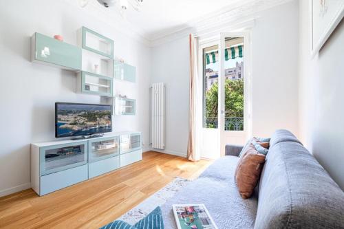 un salon avec un canapé et une télévision dans l'établissement JOFFRE 49-D - Charming 2 bedroom - Carré d'Or, à Nice