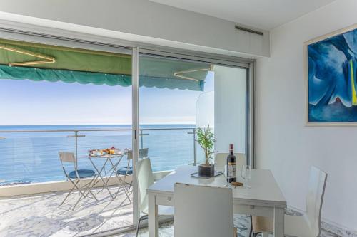 une salle à manger avec une table et une vue sur l'océan dans l'établissement PROM 199 - Spacious studio - Promenade - Sea View, à Nice