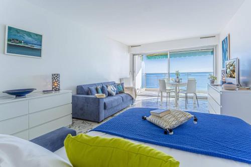 une chambre avec un lit et un salon dans l'établissement PROM 199 - Spacious studio - Promenade - Sea View, à Nice