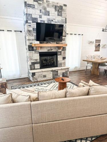Televisyen dan/atau pusat hiburan di Soho Haven Cabin is Luxurious!