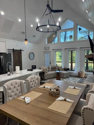 Ruang duduk di Soho Haven Cabin is Luxurious!