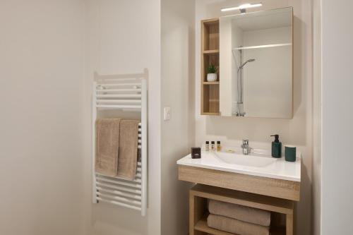 Ένα μπάνιο στο Zenitude Hôtel Résidences Nancy