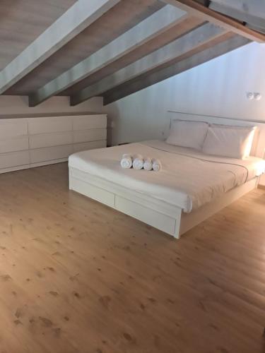 Ένα ή περισσότερα κρεβάτια σε δωμάτιο στο Asos Beachfront Apartment, Center village, 20m Beach - near Myrtos - Fiskardo