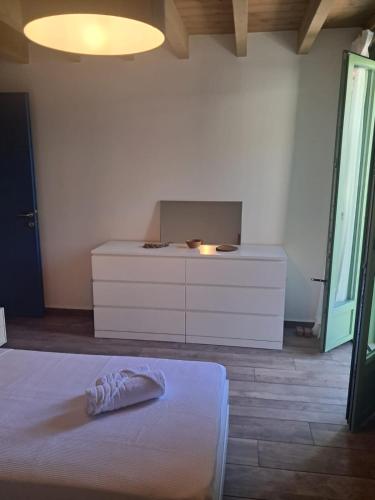 Ένα ή περισσότερα κρεβάτια σε δωμάτιο στο Asos Beachfront Apartment, Center village, 20m Beach - near Myrtos - Fiskardo