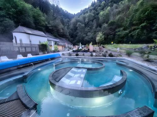 une piscine avec une montagne en arrière-plan dans l'établissement Studio Cabine Saint-Gervais, à Saint-Gervais-les-Bains