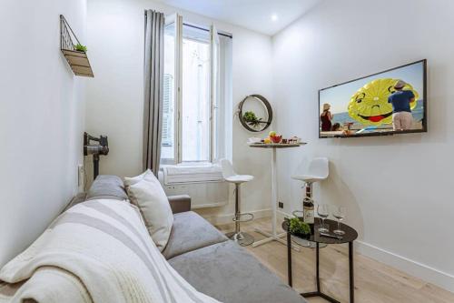 un salon avec un canapé et une fenêtre dans l'établissement BUNICO 1 - Old Town Renovated Studio, à Nice