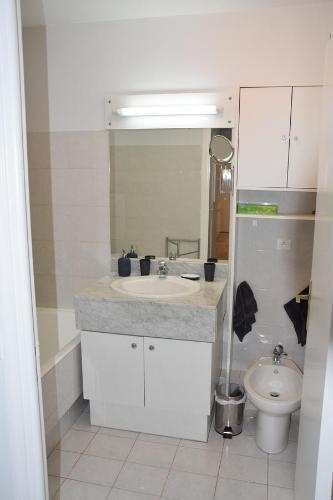une salle de bain avec un lavabo et des toilettes dans l'établissement Riviera Home, à Mandelieu-la-Napoule