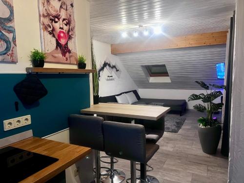 TV a/nebo společenská místnost v ubytování Modern attic apartment with pool view AC and gym