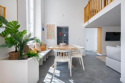 un salon avec une table et des chaises en bois dans l'établissement La Kasbah - Terrasse, Clim - 8p, à Marseille