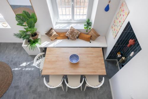 une vue aérienne d'un salon avec une table et des chaises dans l'établissement La Kasbah - Terrasse, Clim - 8p, à Marseille