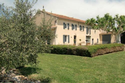 une grande maison blanche avec un arbre dans la cour dans l'établissement F5 house with private pool in Châteaurenard, à Châteaurenard