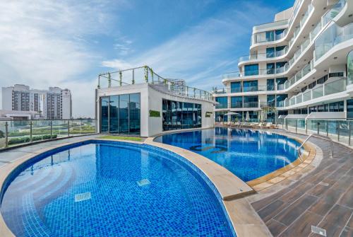 Chic One-Bed Haven w Pool & Gym Heart of Dubai