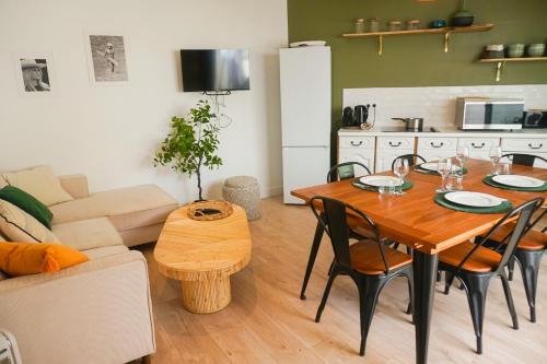 un salon avec une table et un canapé dans l'établissement Maison des Pins - Les Sables d'Olonne, à Les Sables-dʼOlonne