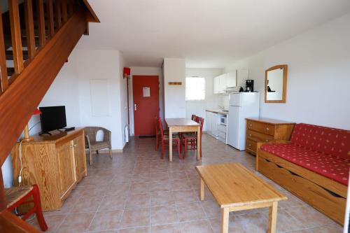 un salon avec un canapé et une table dans l'établissement Gîte de Dom, à La Salvetat-sur-Agout