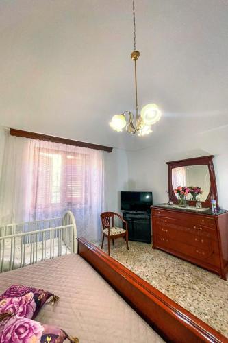 a bedroom with a bed and a dresser and a mirror at Casa Maria e giardino di limoni in Castro di Lecce
