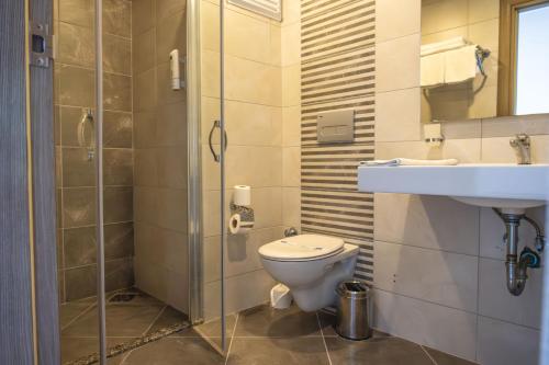 Koupelna v ubytování Acar Hotel