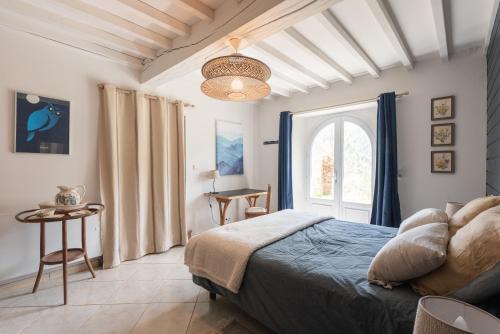 une chambre avec un lit, une table et une fenêtre dans l'établissement Maison Ty Sioul - Vue montagne, à Aydius