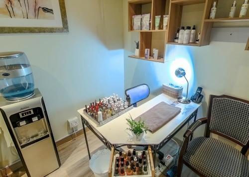 a small room with a table with a fish tank on it at Avalon Springs by Dream Resorts in Montagu
