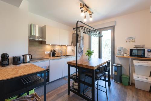 une cuisine avec une table et un comptoir dans l'établissement Superbe Appartement rénové, à Bagnères-de-Bigorre