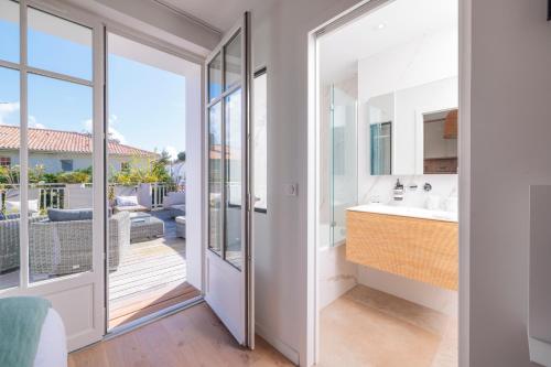 bagno con vista su un balcone. di Villa Les Peupliers avec piscine privée et sauna a Royan