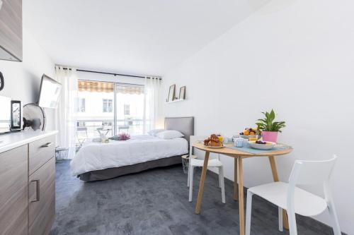 une chambre avec un lit, une table et des chaises dans l'établissement GROSSO 4 - Studio with Balcony - Near the Sea, à Nice
