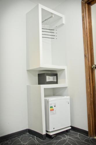 a white kitchen with a refrigerator and a microwave at Le Prince Arica in Arica