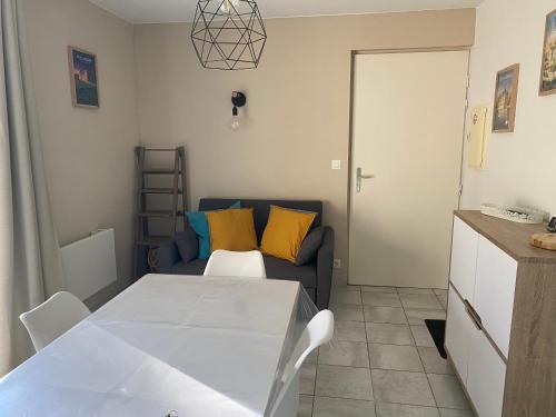 un salon avec un canapé et une table dans l'établissement Vacances ou CNPE - Appart 2-3 pers - le Relais du Plessis - RICHELIEU, à Chaveignes