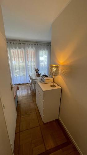 Cette chambre dispose d'un bureau avec une lampe. dans l'établissement Le Charmetta Residence, à Nice
