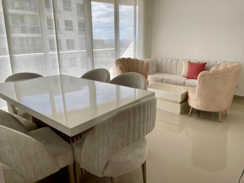 a living room with a table and chairs at APARTAMENTO al NORTE DE VALLEDUPAR in Valledupar