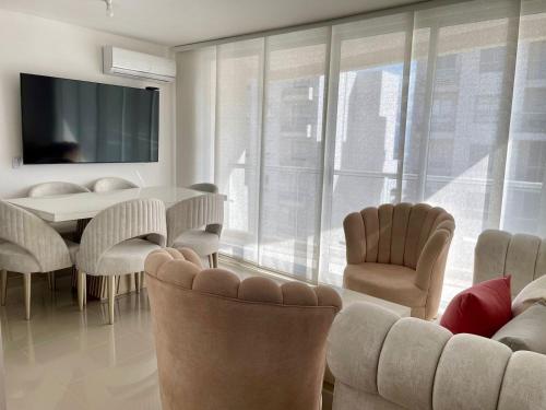 a living room with a table and chairs at APARTAMENTO al NORTE DE VALLEDUPAR in Valledupar