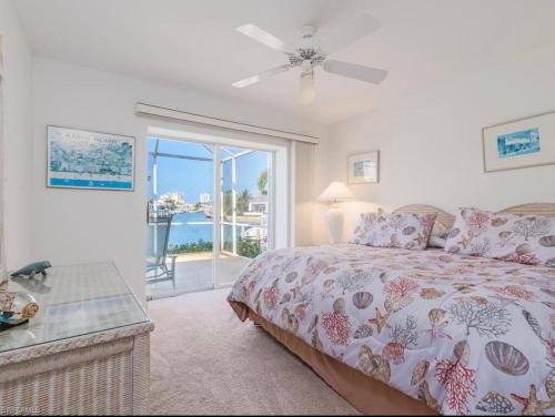 Stunning Sunsets and Water Views في جزيرة ماركو: غرفة نوم مع سرير وإطلالة على المحيط