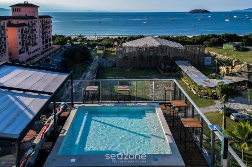 una piscina con vista al mar en Spot Jurere sofisticación junto al mar - SPJ's, en Florianópolis