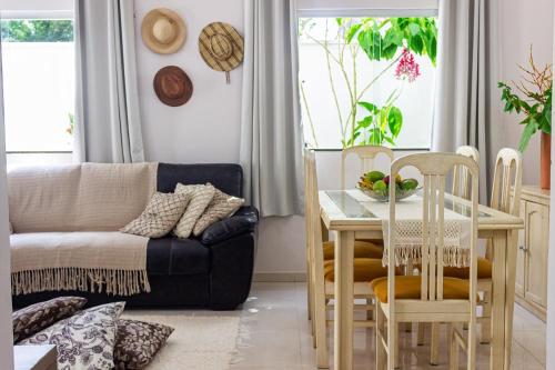 a living room with a couch and a table at Casa Privativa de 3 Quartos com Piscina com Aquecimento Solar a 800m das Praias de Taperapuan, Ar Condicionado, WiFi 110Mbps, Churrasqueira, Garagem para 02 Carros in Porto Seguro