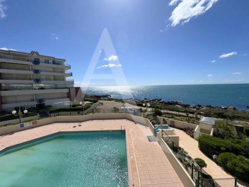 2 CHAMBRES, LARGE TERRASSE 1ERE LIGNE MER, PISCINE
