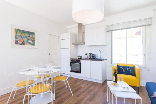 une cuisine et une salle à manger avec une table et des chaises dans l'établissement SPITALIERI- Sunny Terrace with view -New Apartment, à Nice