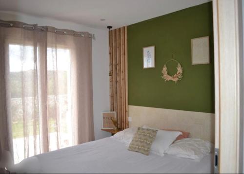 une chambre avec un lit et un mur végétal dans l'établissement Casa EliaEmie Bonifacio, à Bonifacio