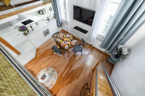 - une vue sur la salle à manger et la cuisine d'une maison dans l'établissement PONT VIEUX - Duplex Old Town Near Place Rossetti, à Nice