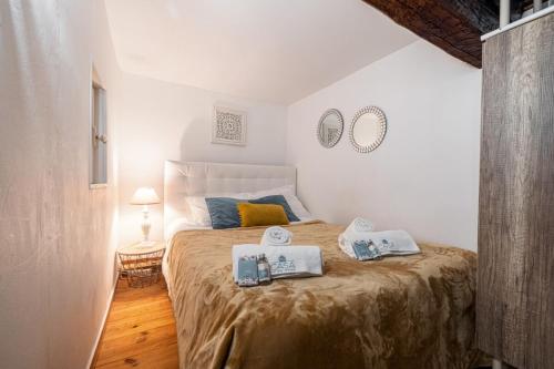 une chambre avec un lit avec deux oreillers dessus dans l'établissement PONT VIEUX - Duplex Old Town Near Place Rossetti, à Nice