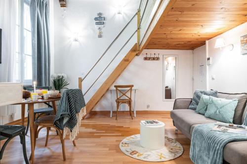 un salon avec un canapé et une table dans l'établissement PONT VIEUX - Duplex Old Town Near Place Rossetti, à Nice