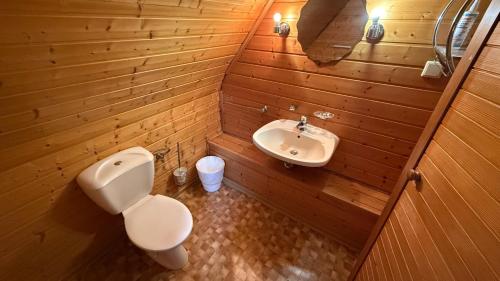 ザルシュテットにあるHouse in Sarstedt! contactless check-in 20Pの木製バスルーム(トイレ、シンク付)