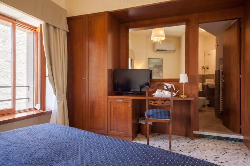 Televiisor ja/või meelelahutuskeskus majutusasutuses Hotel Titano
